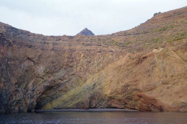 Scoglio la Scarpa, derrire, le Monte Mazzacaruso sur l_Ile de Lipari