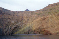 Scoglio la Scarpa, derriere, le Monte Mazzacaruso sur l'Ile de Lipari