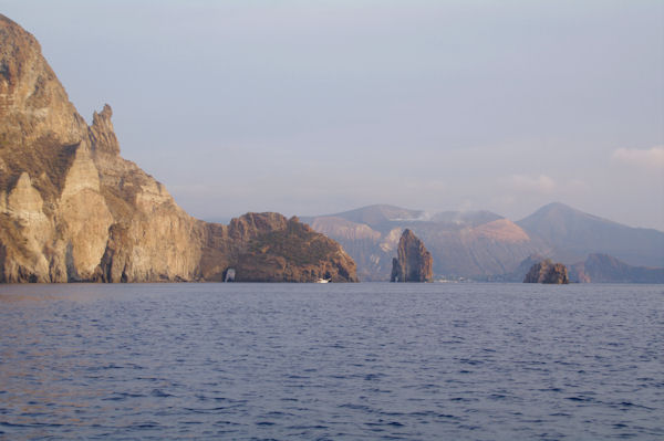 La Scogliera Sotto il Monte sur l_Ile de Lipari, derrire le Vulcano