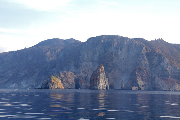 La pietra Menalda et la Pietralunga devant l_Ile de Lipari