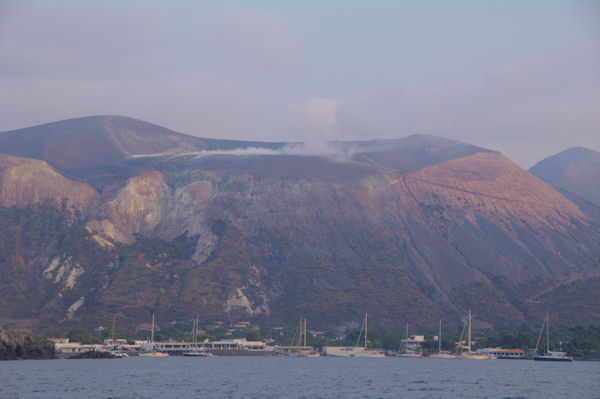 Le Port de Ponente, en arrire, le Vulcano fumant