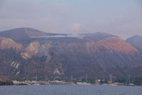 Le Port de Ponente, en arrire, le Vulcano fumant