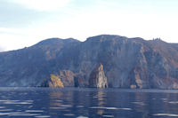 La pietra Menalda et la Pietralunga devant l'Ile de Lipari